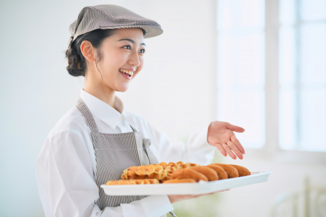 パン屋でパートをする主婦