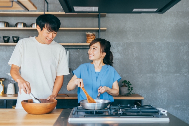 キッチンで料理する夫婦